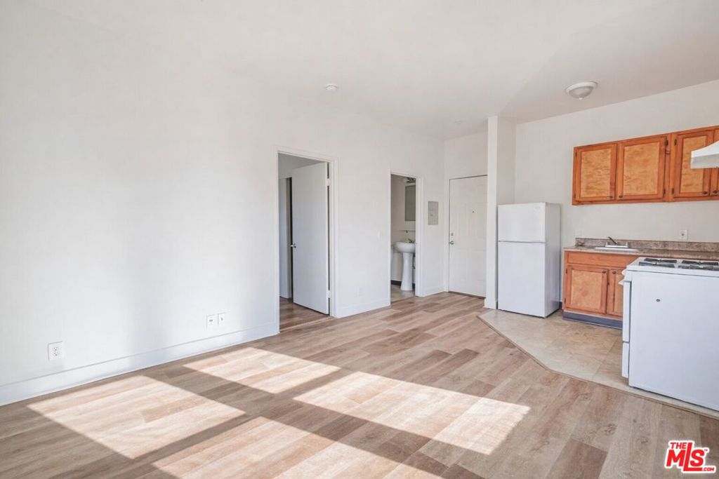 537 S Kenmore Avenue 400 Property Photo 1