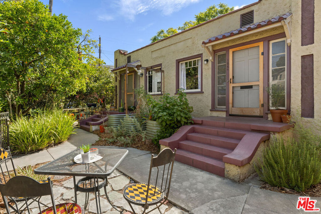 1560 Morton Avenue Property Photo
