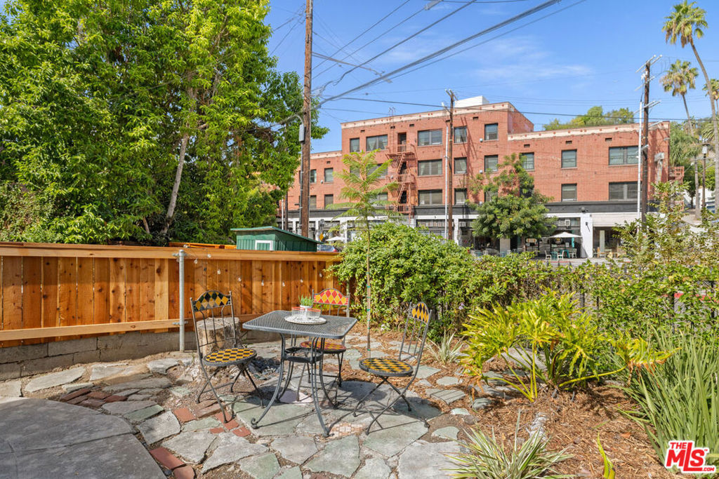 1560 Morton Avenue Property Photo 3