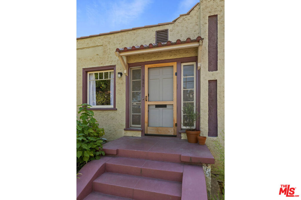 1560 Morton Avenue Property Photo 4
