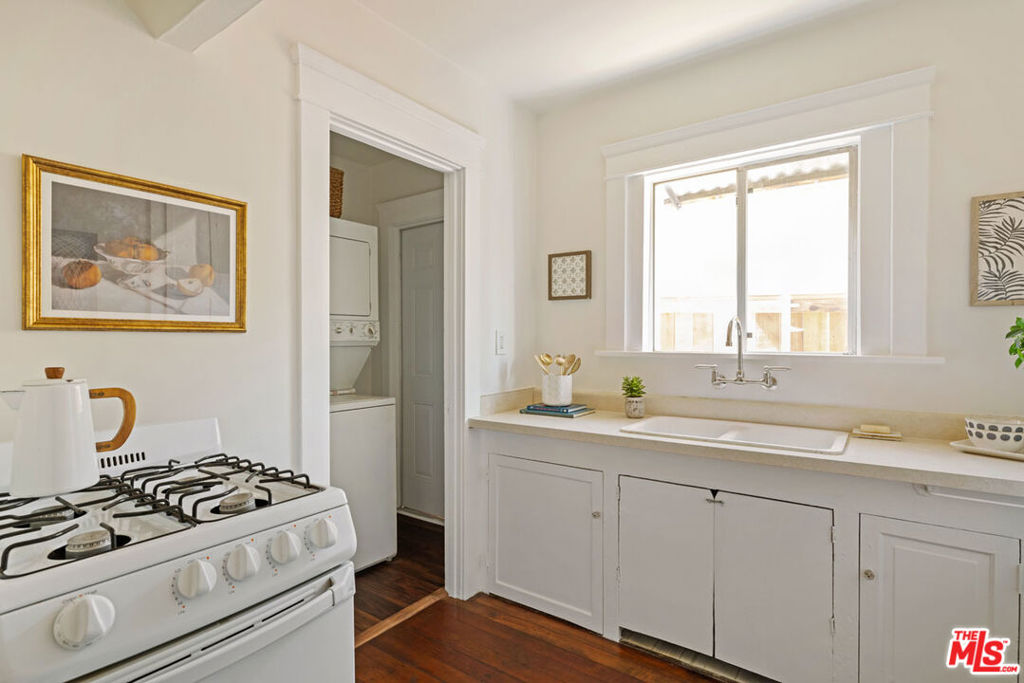 1560 Morton Avenue Property Photo 11