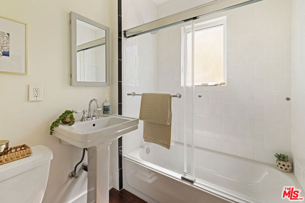 1560 Morton Avenue Property Photo 16