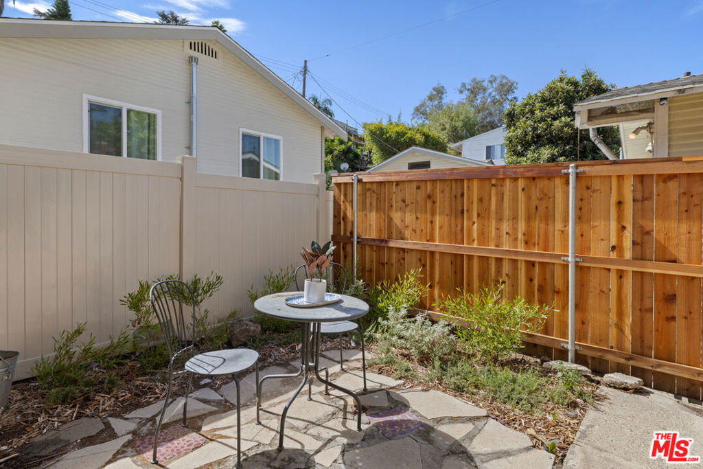1560 Morton Avenue Property Photo 17