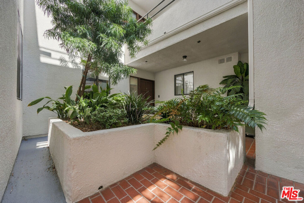 1312 S Saltair Avenue 106 Property Photo 2