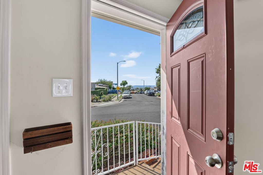 5551 Arch Crest Drive Property Photo 6