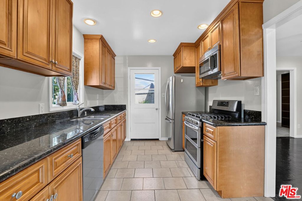 5551 Arch Crest Drive Property Photo 9