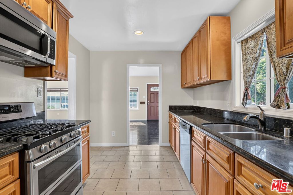 5551 Arch Crest Drive Property Photo 10