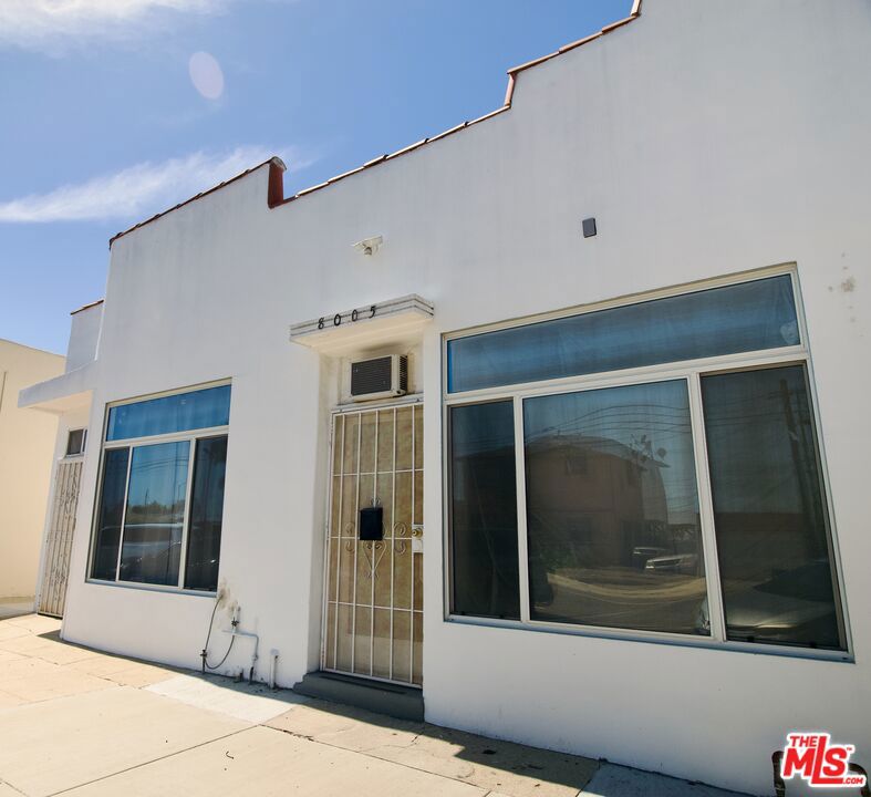 8005 S Van Ness Avenue Property Photo 1