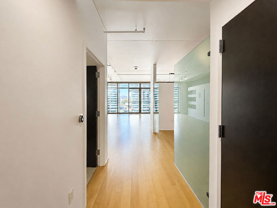 1100 S Hope Street 1510 Property Photo 4