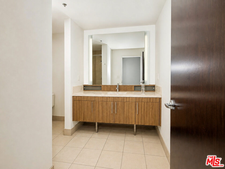 1100 S Hope Street 1510 Property Photo 20