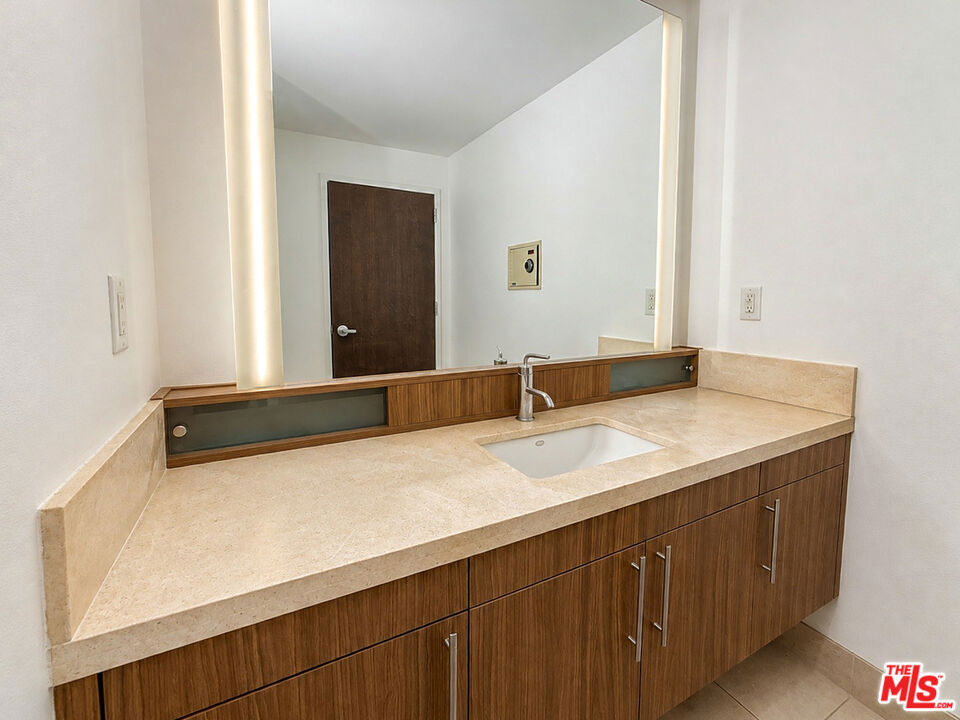 1100 S Hope Street 1510 Property Photo 22