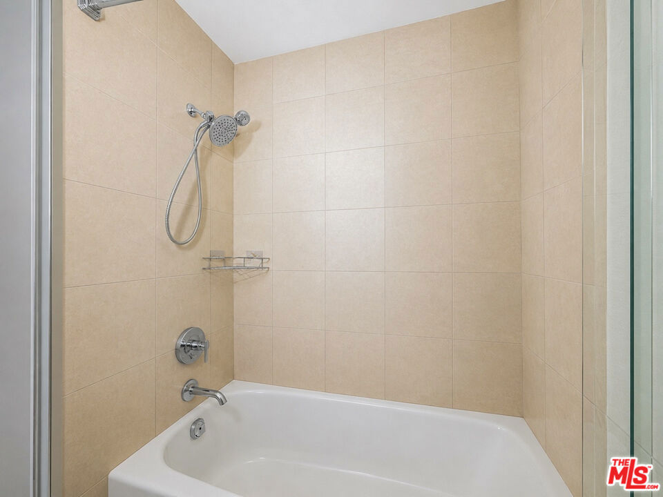 1100 S Hope Street 1510 Property Photo 23