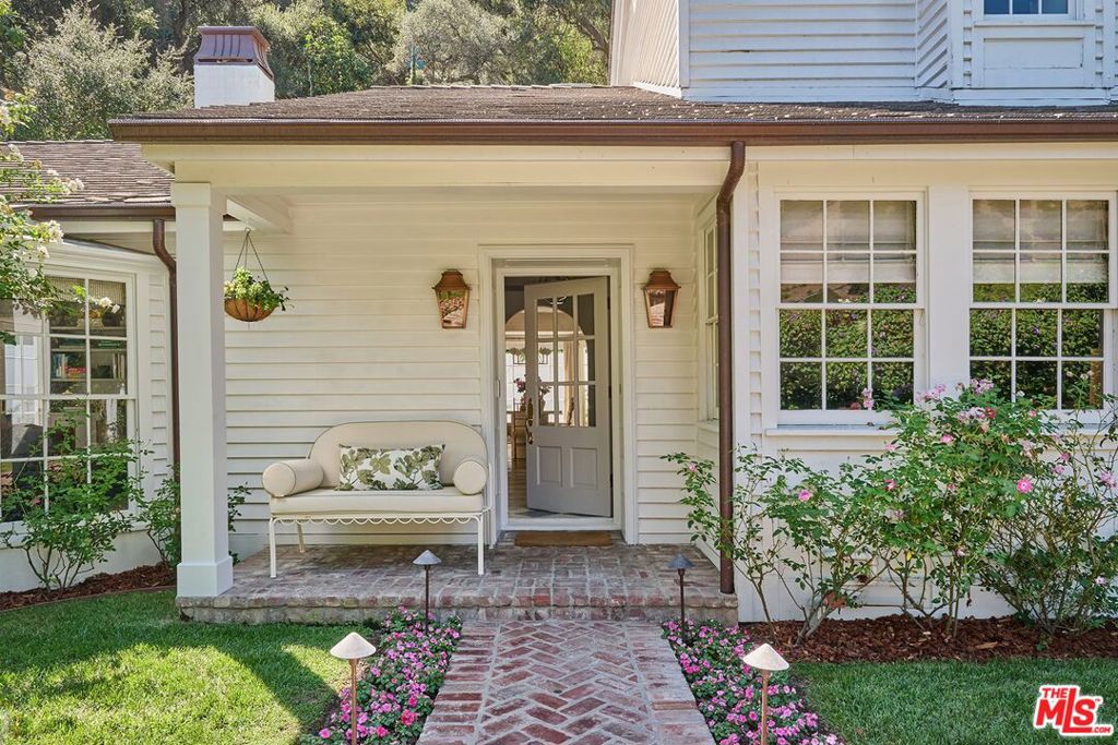 1827 N Beverly Drive Property Photo 1