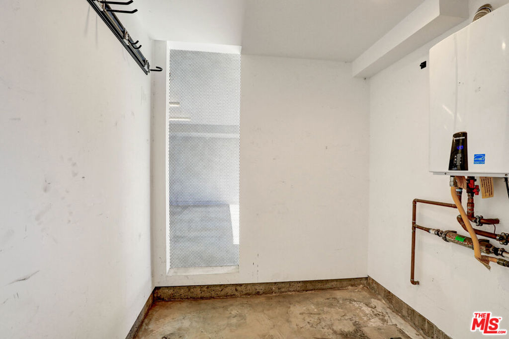 1282 S Cloverdale Avenue Property Photo 25