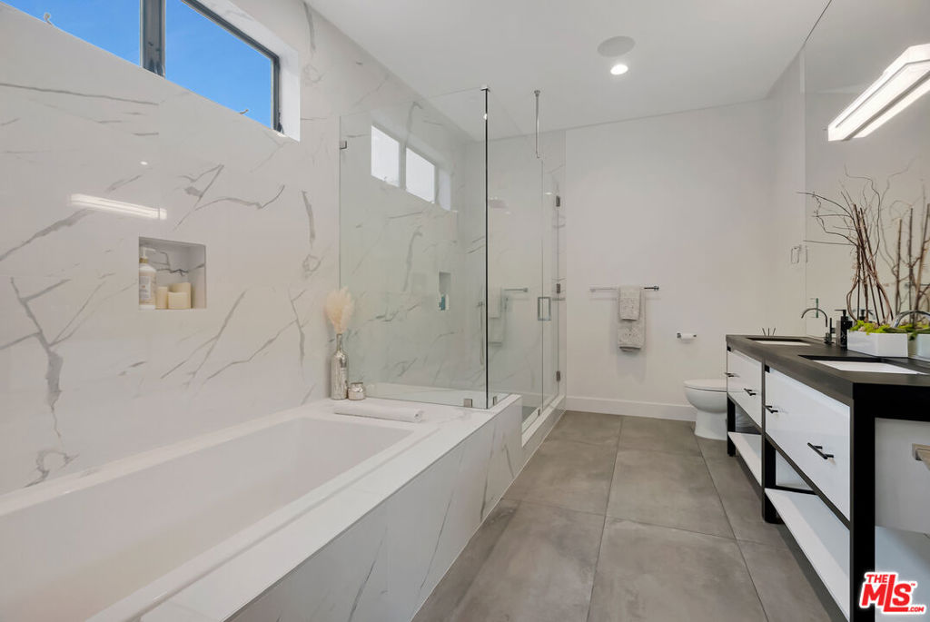4203 Saugus Avenue Property Photo 15