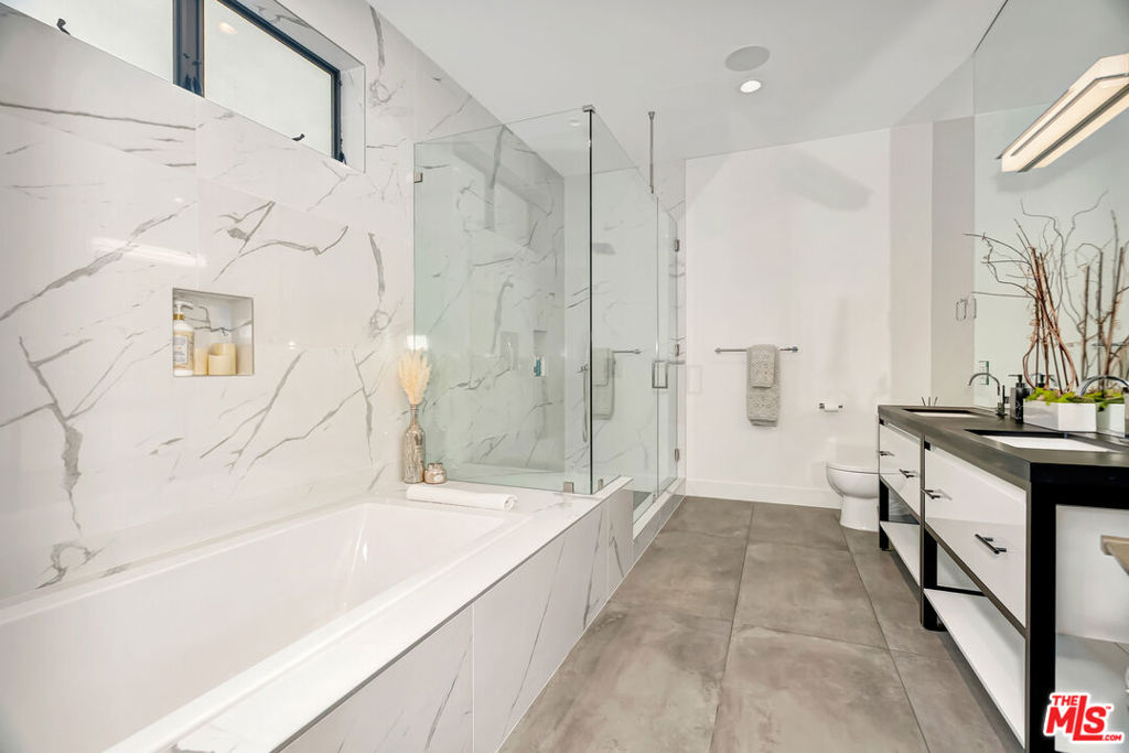 4203 Saugus Avenue Property Photo 16