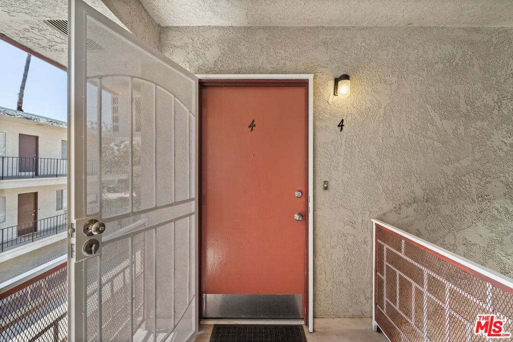 50 S Meridith Ave 4 Property Photo 18