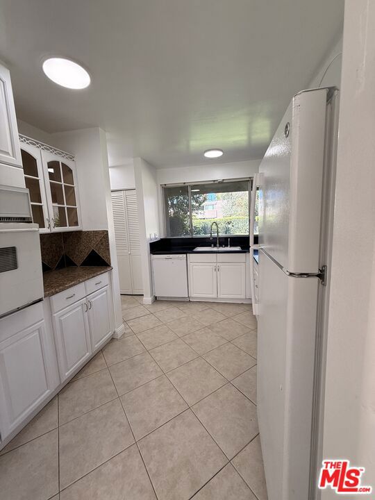 18110 Killllion Street 10 Property Photo 3