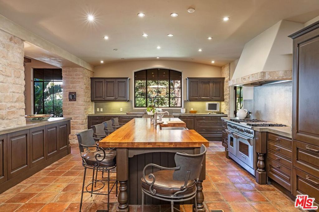 14701 Mulholland Drive Property Photo 13