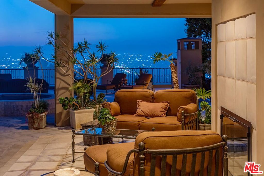 14701 Mulholland Drive Property Photo 29