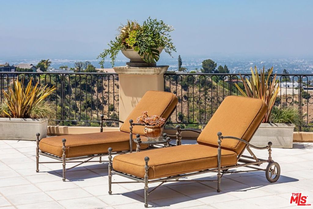 14701 Mulholland Drive Property Photo 31