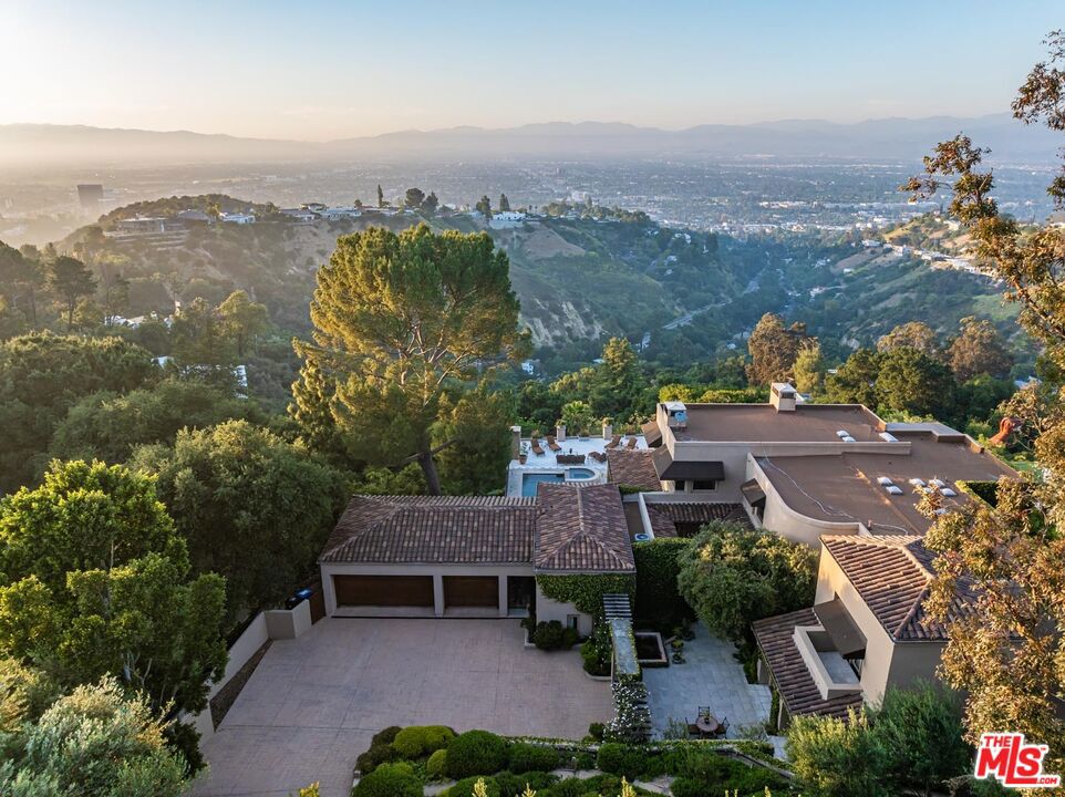 14701 Mulholland Drive Property Photo 37