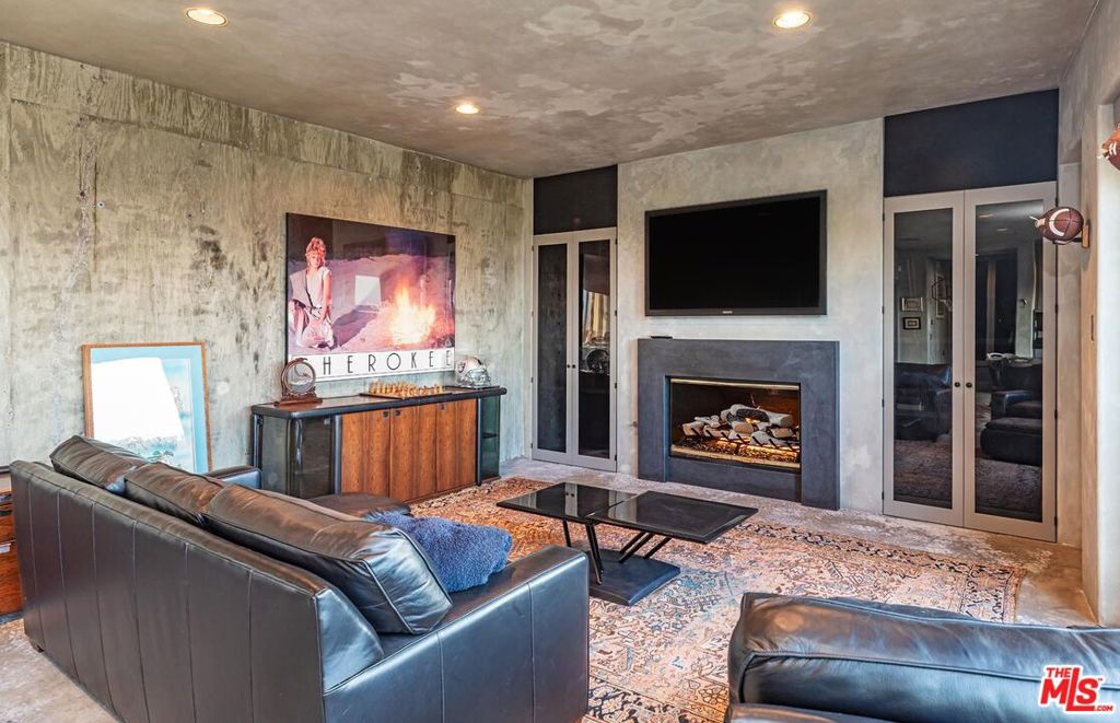 14701 Mulholland Drive Property Photo 45