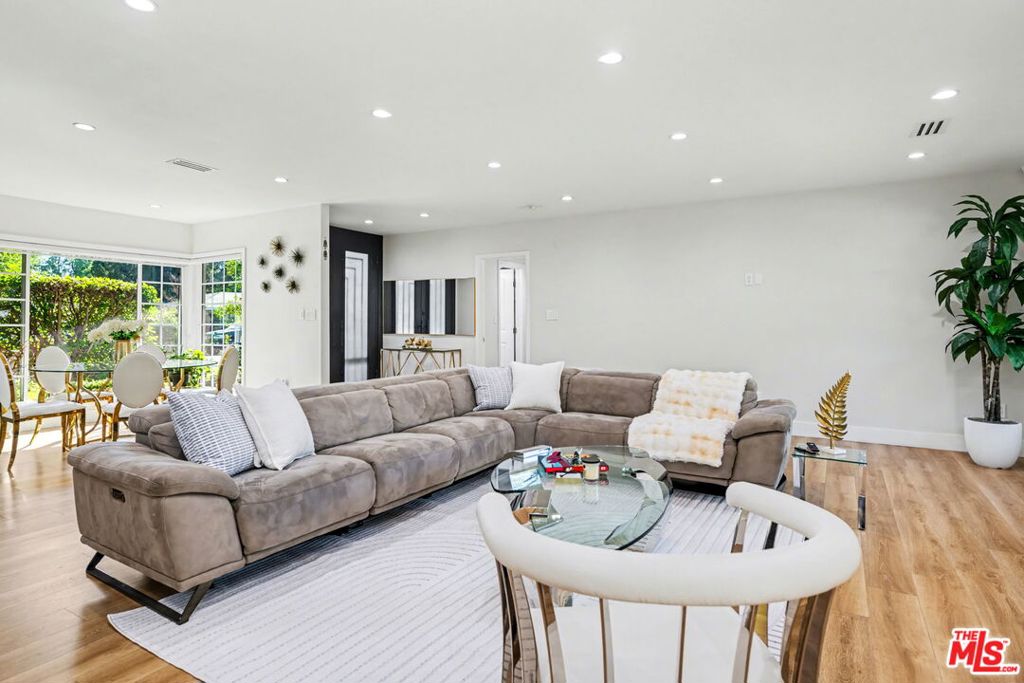 17409 Kinzie Street Property Photo
