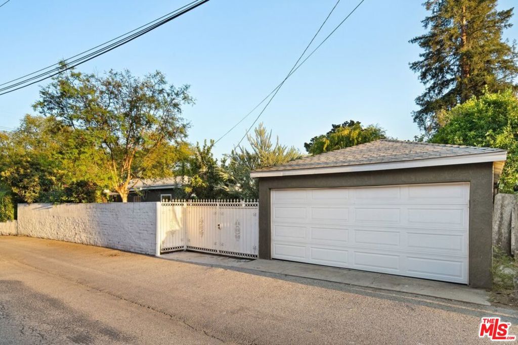 93 S Daisy Avenue Property Photo 42