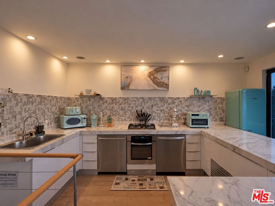 8380 Hollywood Boulevard Property Photo 12