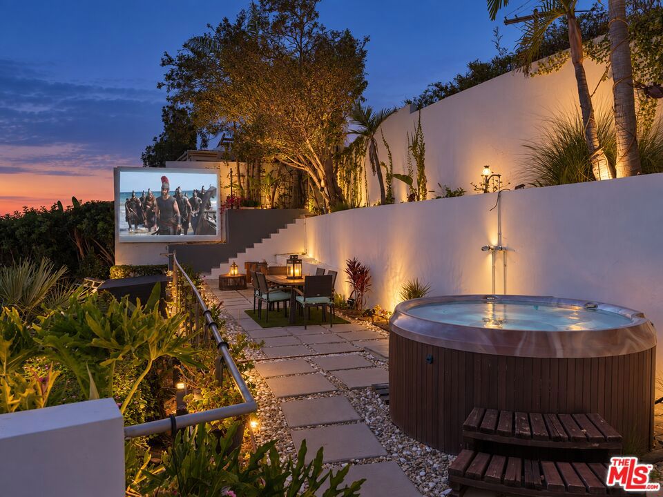 8380 Hollywood Boulevard Property Photo 17