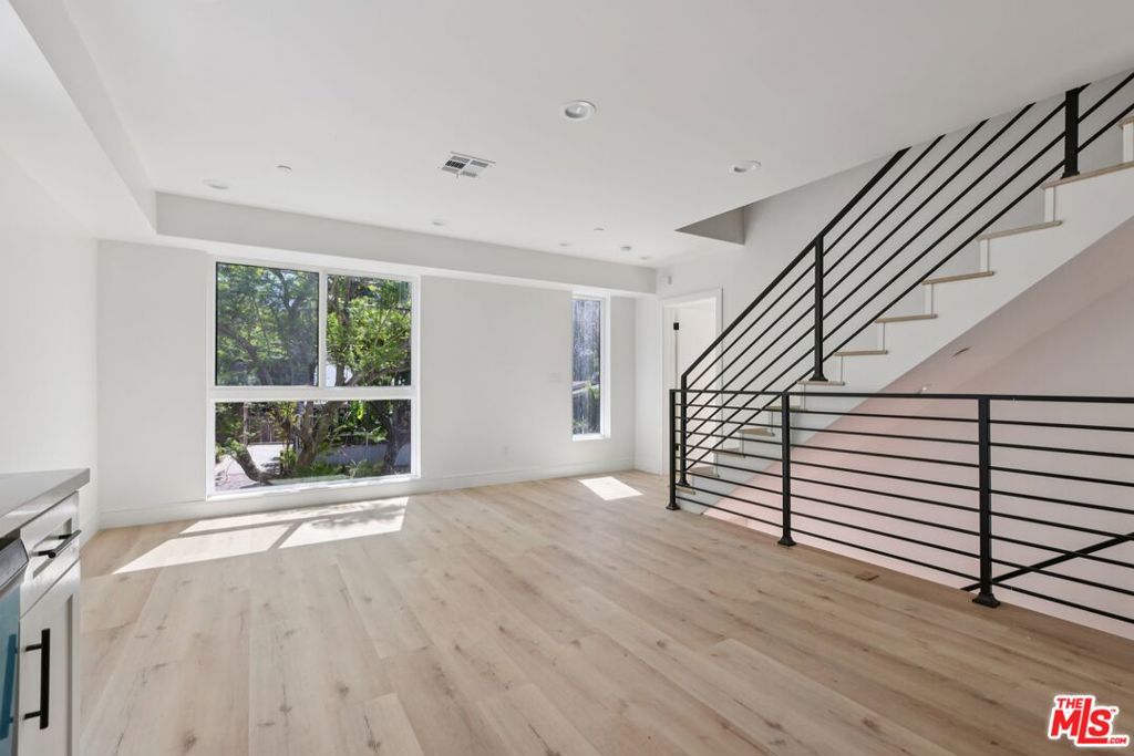 2111 Holly Drive Property Photo 3