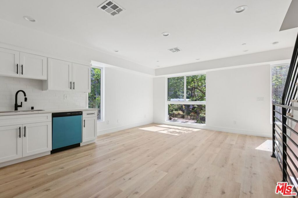 2111 Holly Drive Property Photo 4