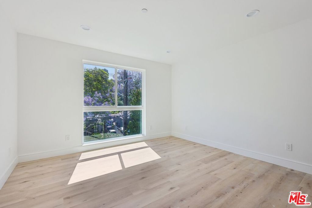 2111 Holly Drive Property Photo 8