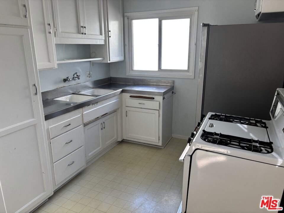 5534 W 76th Street Property Photo 6