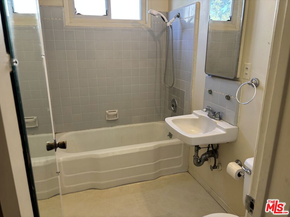 5534 W 76th Street Property Photo 7