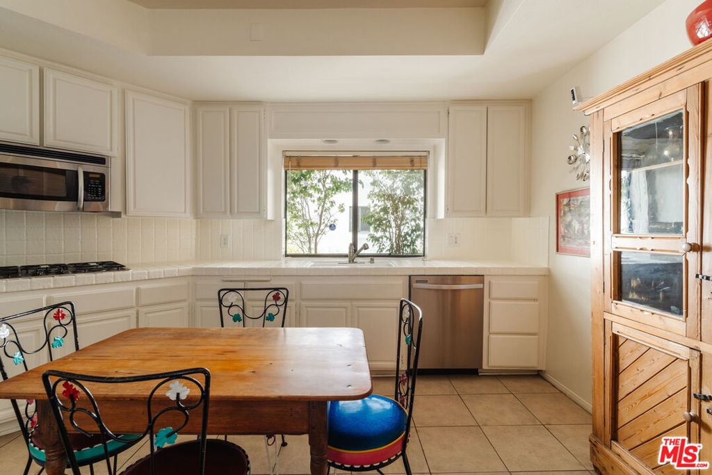 10336 Almayo Avenue 302 Property Photo 11