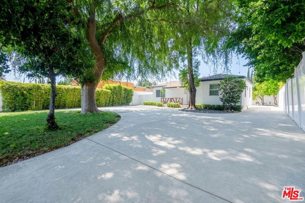 5409 Fallbrook Avenue Property Photo 3