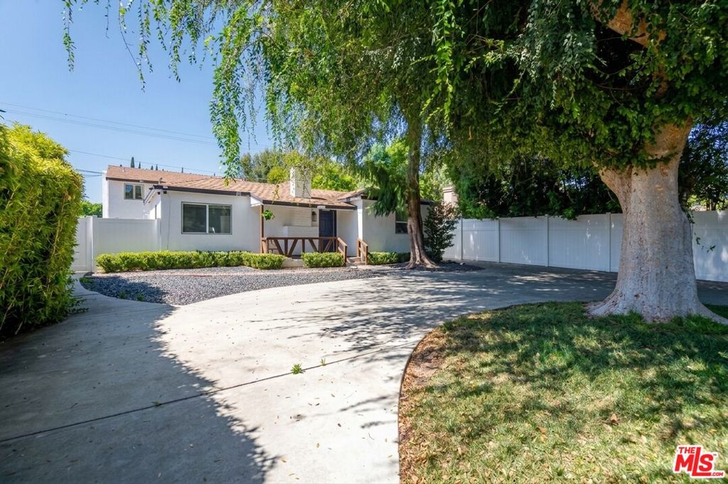 5409 Fallbrook Avenue Property Photo 4