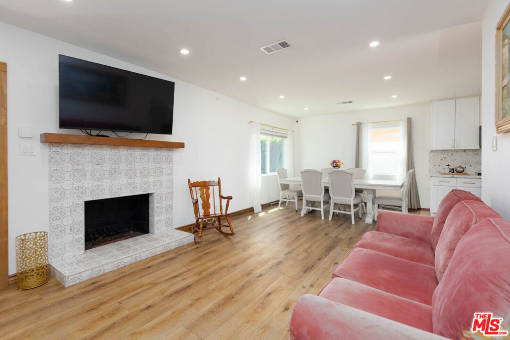 5409 Fallbrook Avenue Property Photo 7