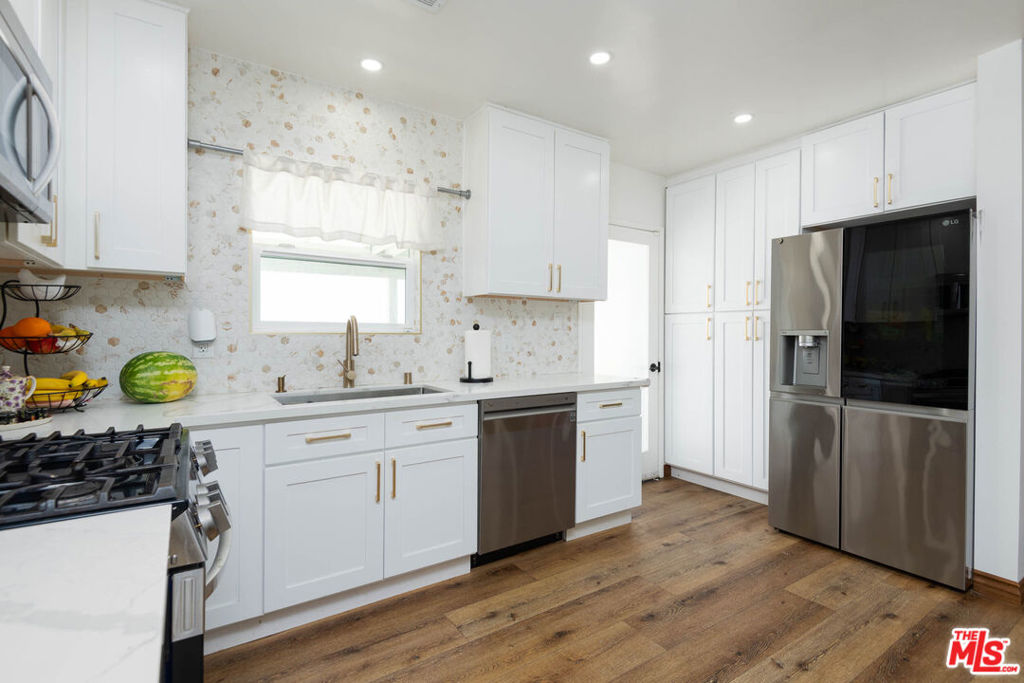 5409 Fallbrook Avenue Property Photo 10