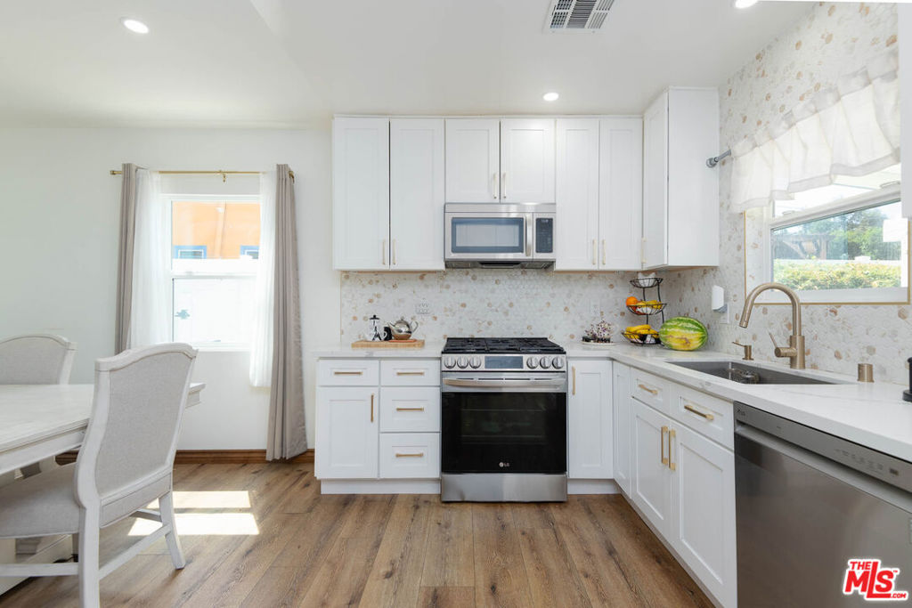 5409 Fallbrook Avenue Property Photo 11