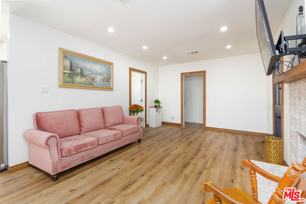 5409 Fallbrook Avenue Property Photo 12