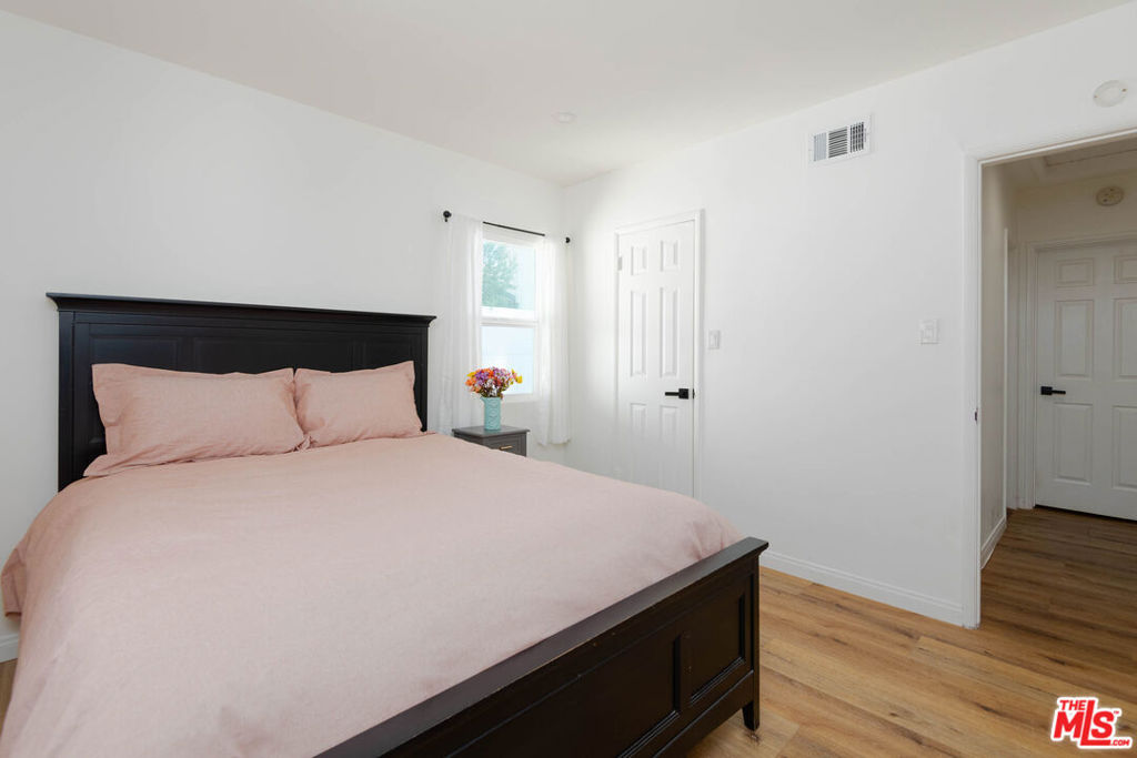 5409 Fallbrook Avenue Property Photo 17