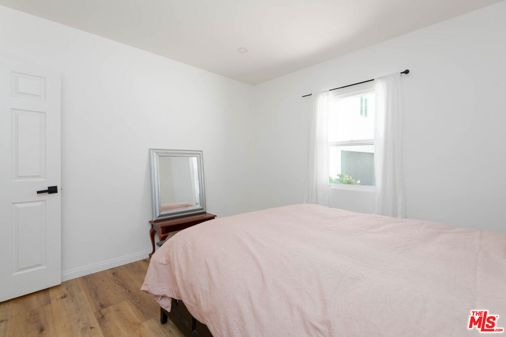 5409 Fallbrook Avenue Property Photo 18