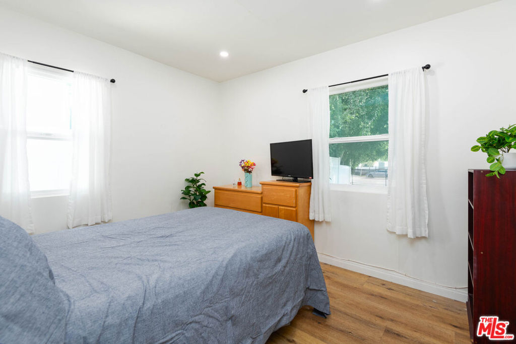 5409 Fallbrook Avenue Property Photo 20