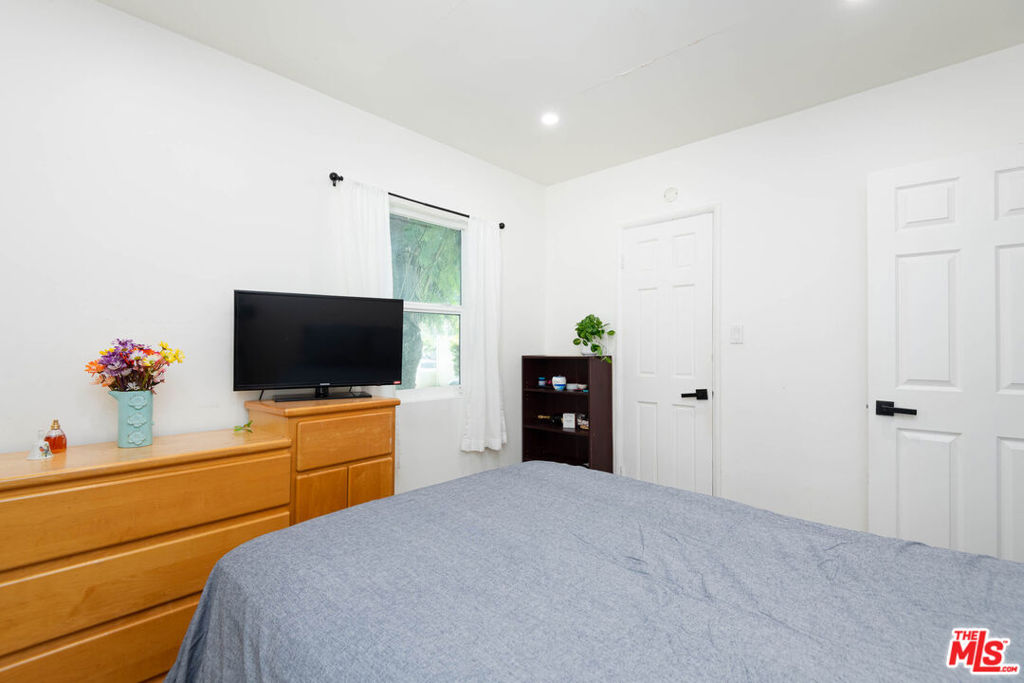 5409 Fallbrook Avenue Property Photo 21