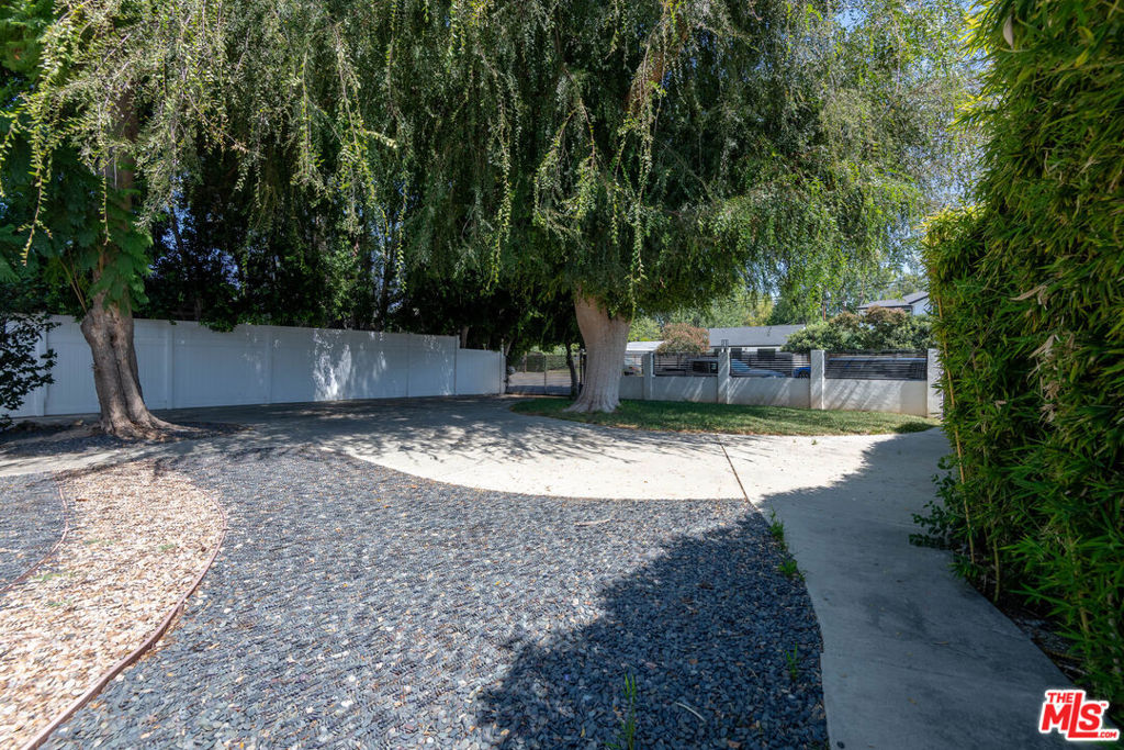 5409 Fallbrook Avenue Property Photo 22