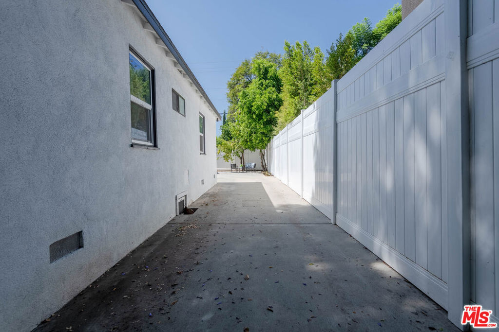 5409 Fallbrook Avenue Property Photo 23