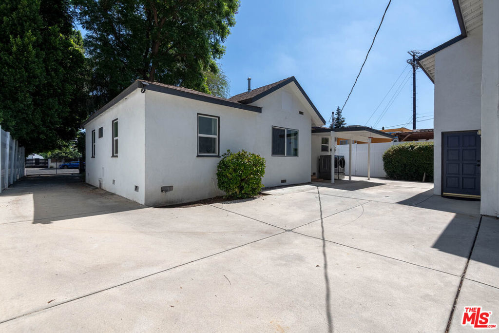 5409 Fallbrook Avenue Property Photo 24